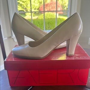 Aerosoles Women's Cream Pumps